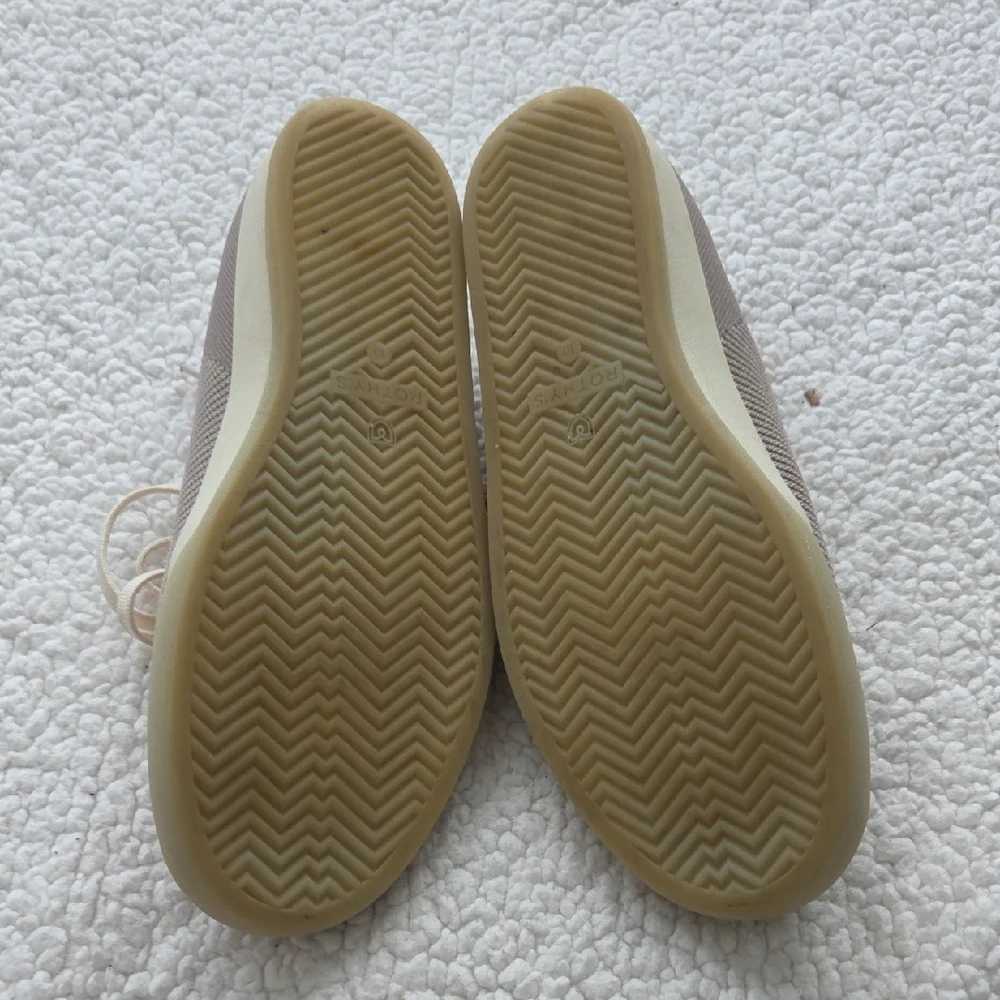 Rothy’s The Lace Up Sneaker Beige Knit Sneakers Step out in style with these chi
